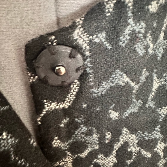 Kenneth Cole New York cheetah print button down pea  coat in size 10 - Picture 8 of 13